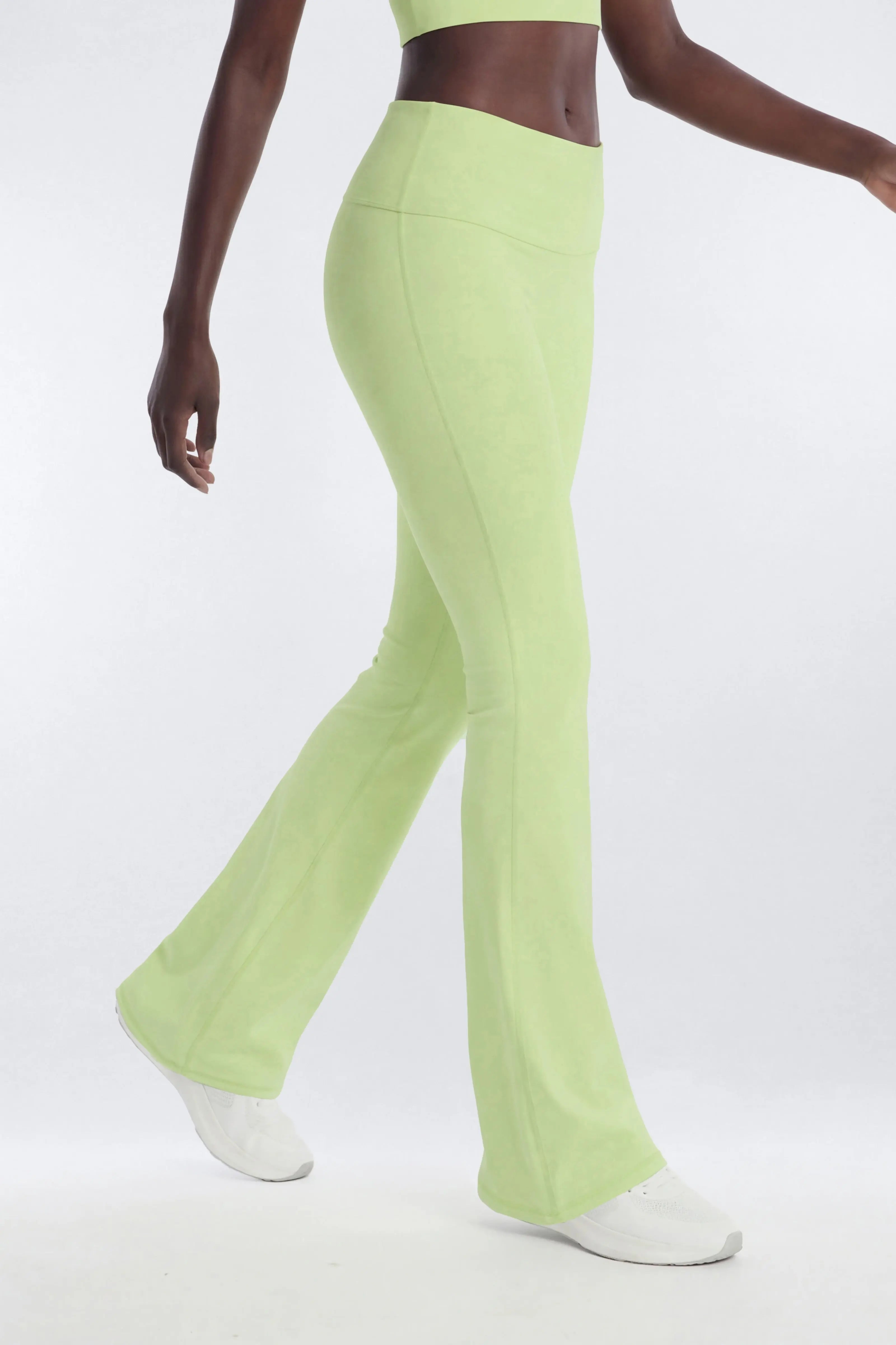 https://cdn.shopify.com/s/files/1/0293/9277/files/02-19-26_S3_PM_28_B125SP0502_Pistachio_JG_AA_19-35-56_42487-5_1__EH_ES_JA.jpg?v=1773761696