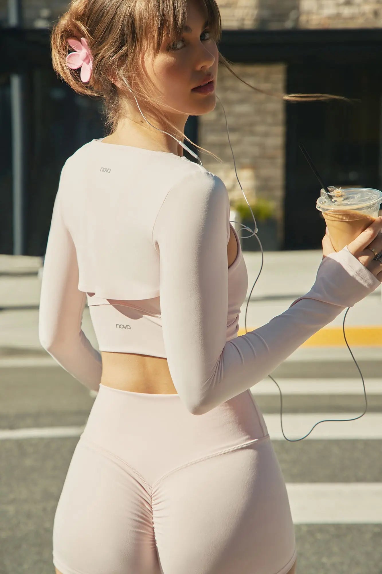https://cdn.shopify.com/s/files/1/0293/9277/files/CloudForm3InvisibleScrunchBikerShort_Pink_JR.jpg?v=1775081677